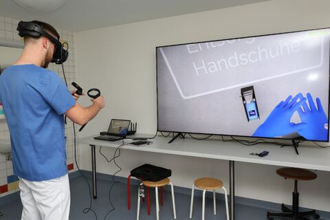 Aaron Schmallenbach nutzt in seiner Pflegeausbildung am Hegau-Jugendwerk nun auch die Möglichkeiten der Virtual Reality und findet diese Form von Ausbildung total super und hilfreich. Bilder: Jagode